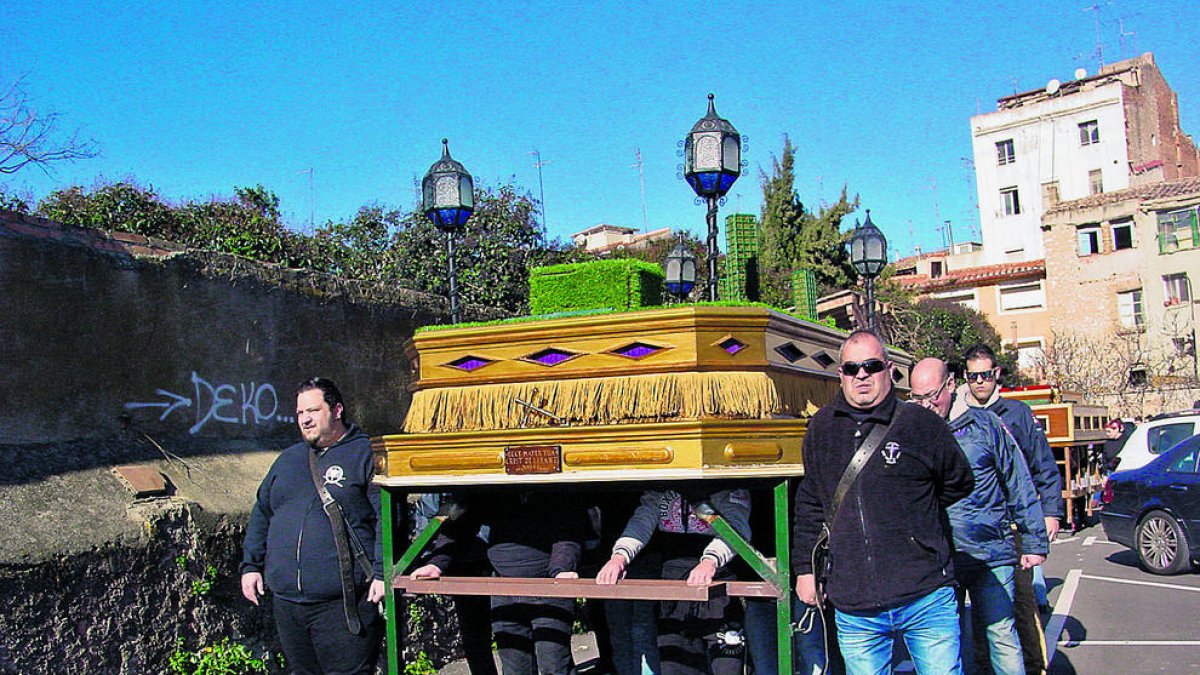 Los costaleros del Sant Crist de Lepant durante los ensayos.