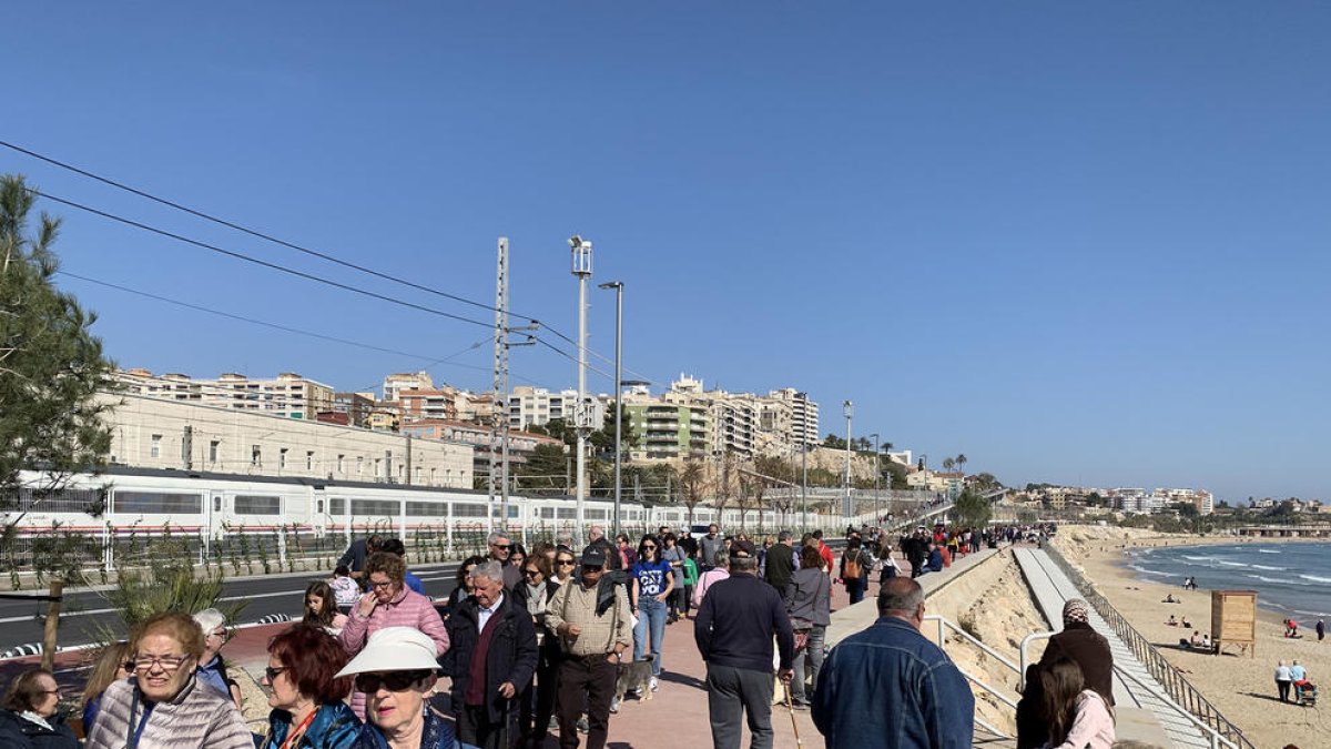 Centenars de persones visiten el nou passeig marítim del Miracle