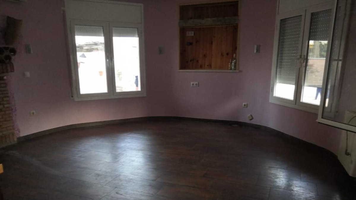 La pareja que acampaba delante de la casa ocupada recupera sus claves|llaves