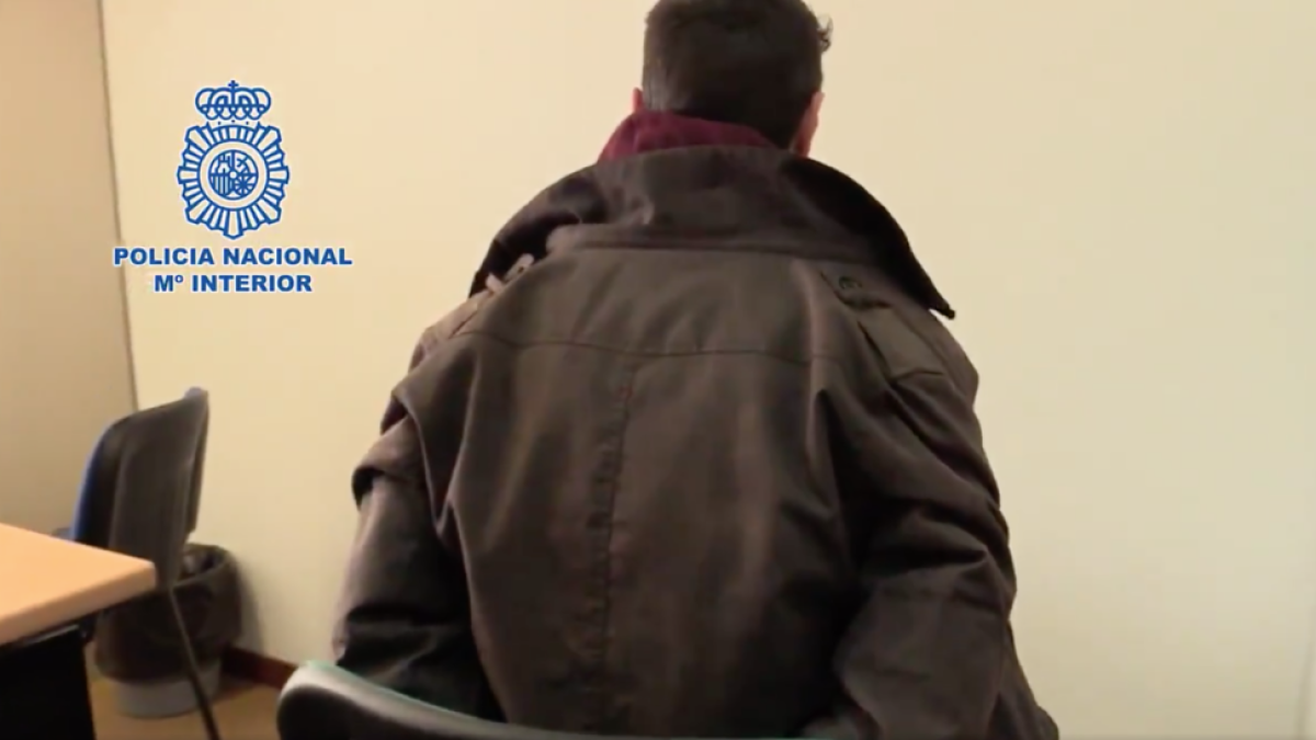 Un noi esquartera a la seva mare i posa els trossos en tàpers per anar-se'ls menjant