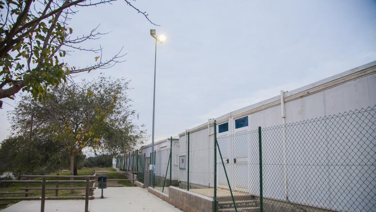 Dues noves torres il·luminaran les pistes de l'Escola Els Ganxets