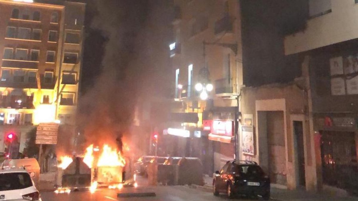 Contenedores quemando en la calle Unió de Tarragona.
