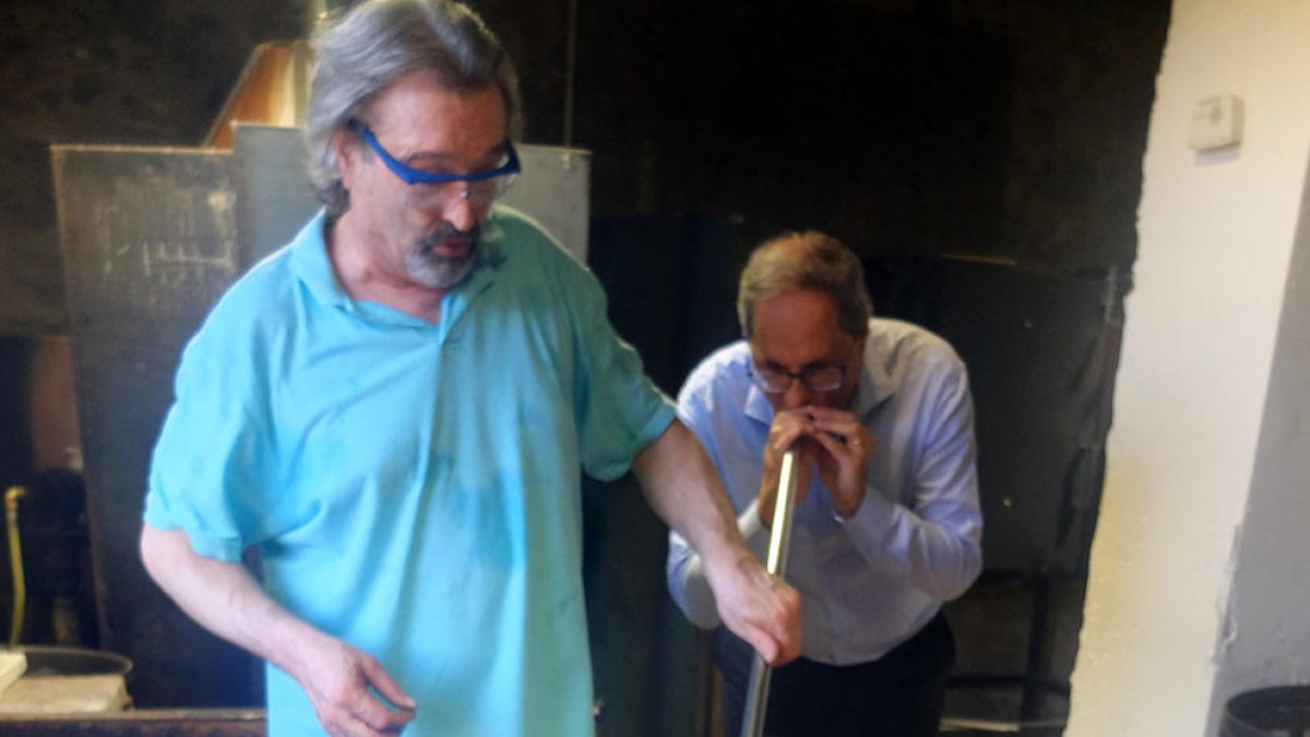 Quim Torra durant la seva visita al Museu del Vidre de Vimbodí.