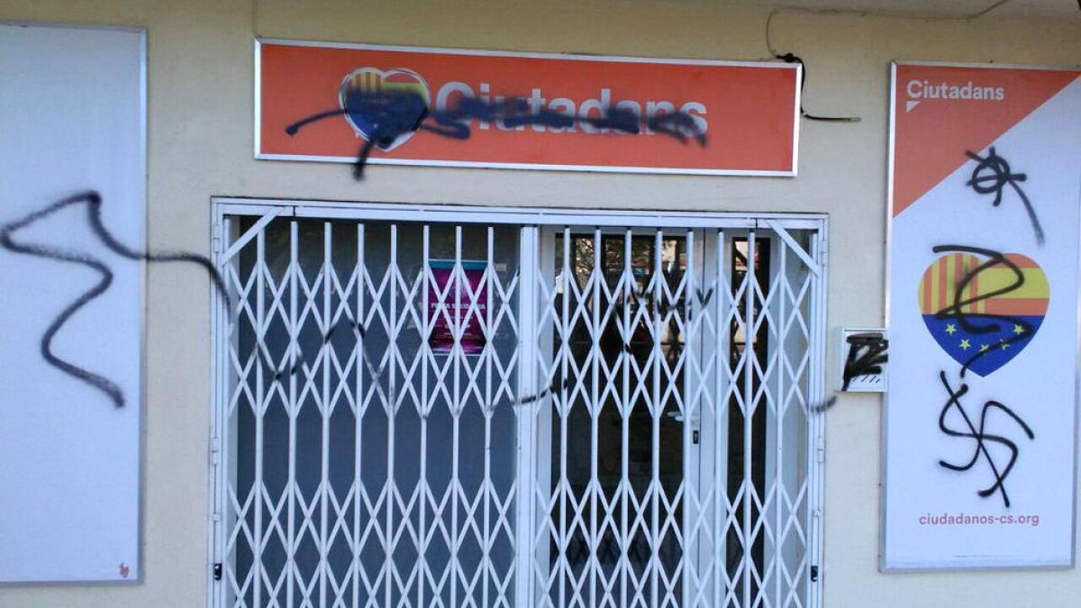Arrimadas denuncia un «atac feixista» a la seu de Cs a Calafell
