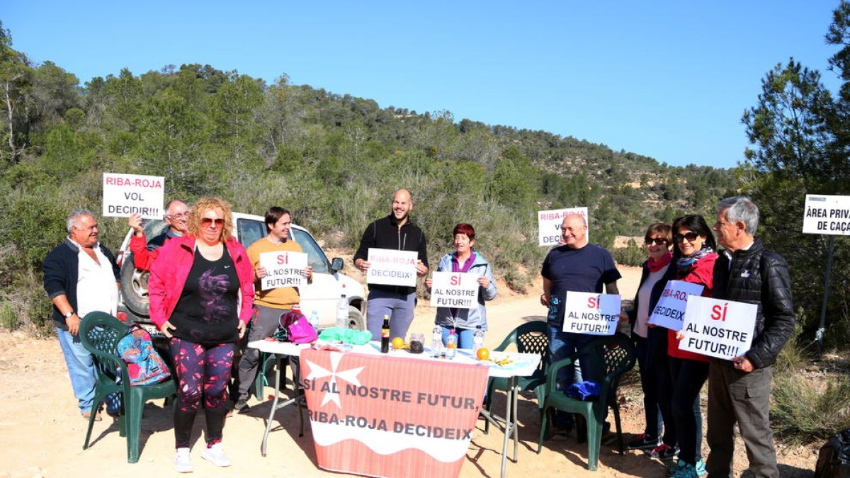 Partidaris i detractors de l'abocador de Riba-roja marxen per defensar i denunciar el projecte