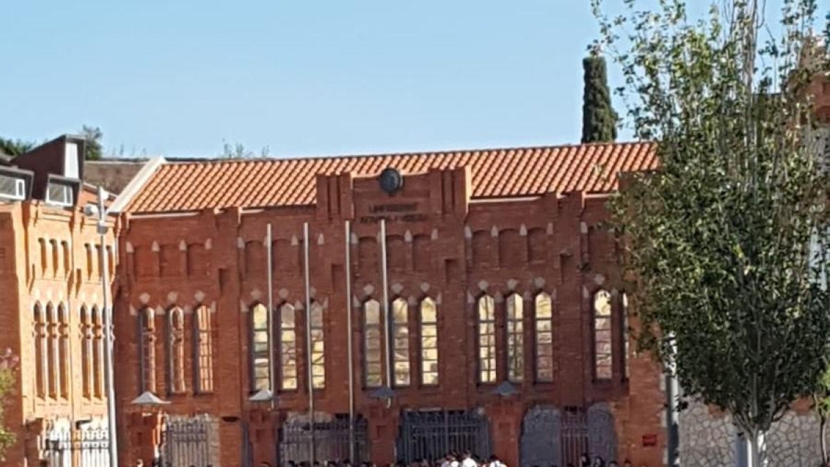 Imagen de los estudiantes delante de el rectorado de la URV.