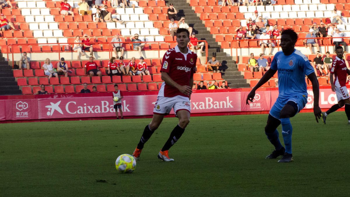 Viti, durante una acción del Nàstic-Girona, partido amistoso disputado en el Nou Estadi esta pretemporada.