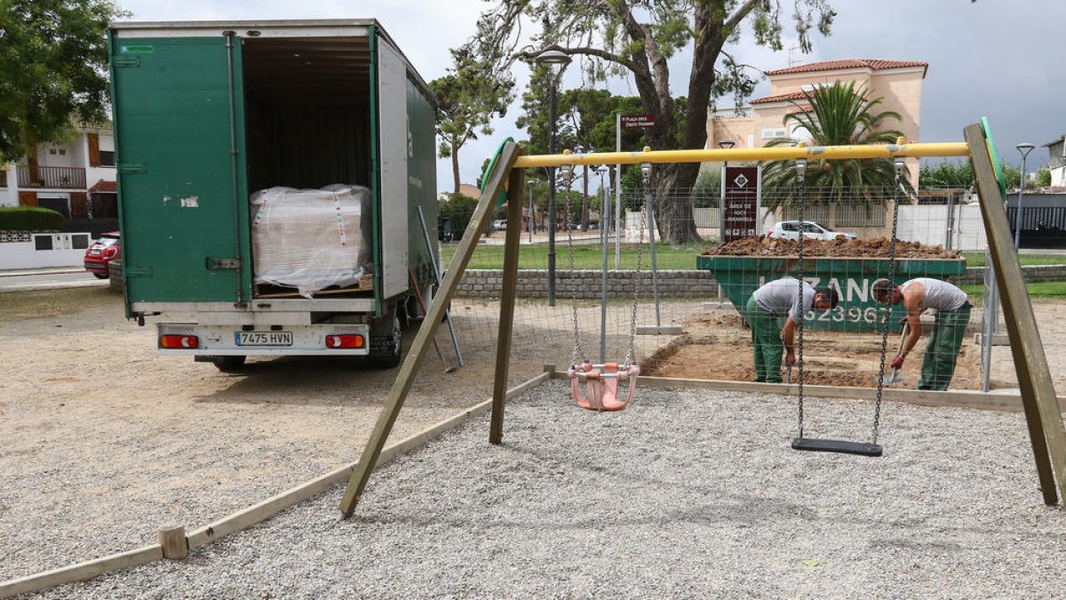 L'àrea de jocs de la plaça dels Drets Humans és una de les primeres on s'ha començat a treballar.