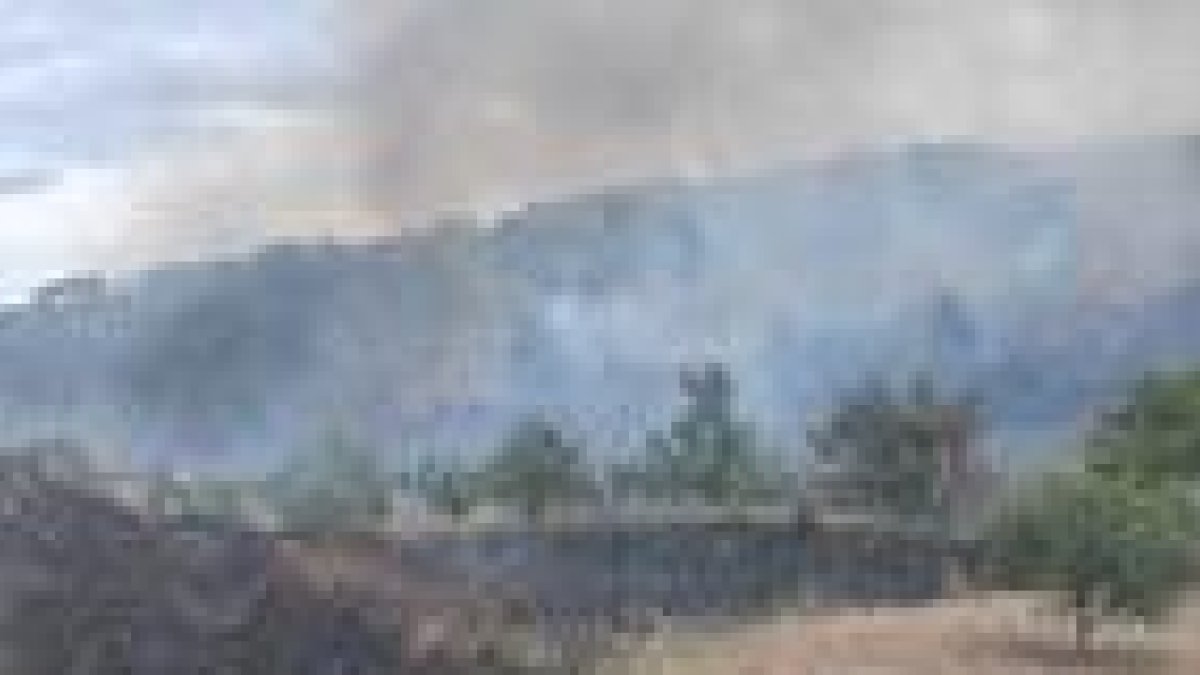 Un incendio en Corbera d'Ebre moviliza un helicóptero y nueve dotaciones de Bombers
