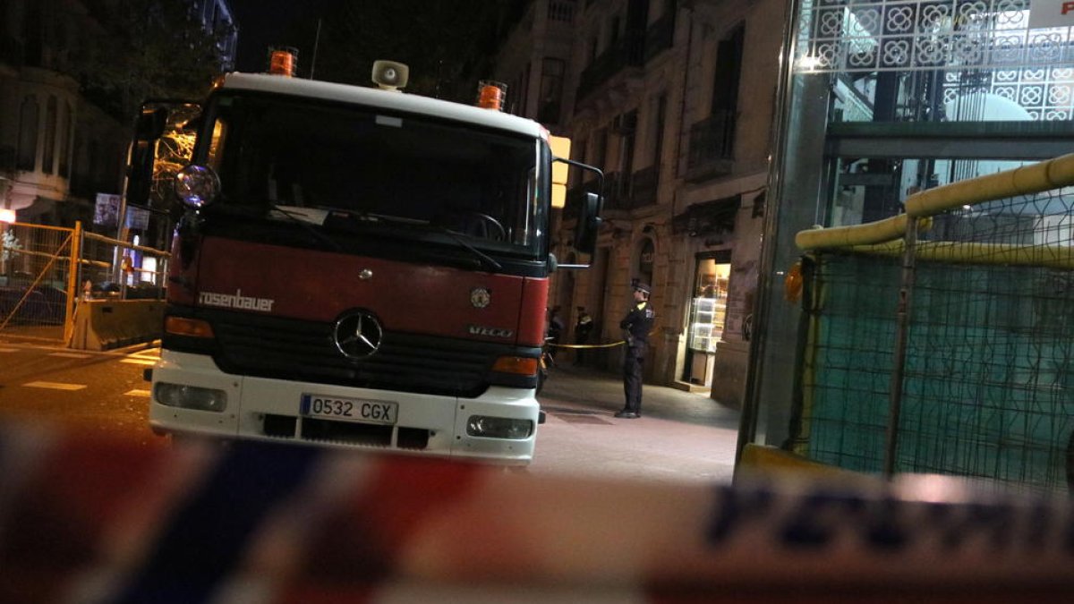 Els Mossos redueixen un veí de Barcelona que feia més de 17 hores que estava atrinxerat a casa seva