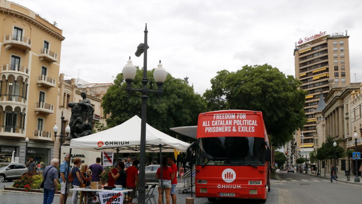 Pla general de l'autobús d'Òmnium a la Rambla Nova de Tarragona el 20 d'agost del 2019