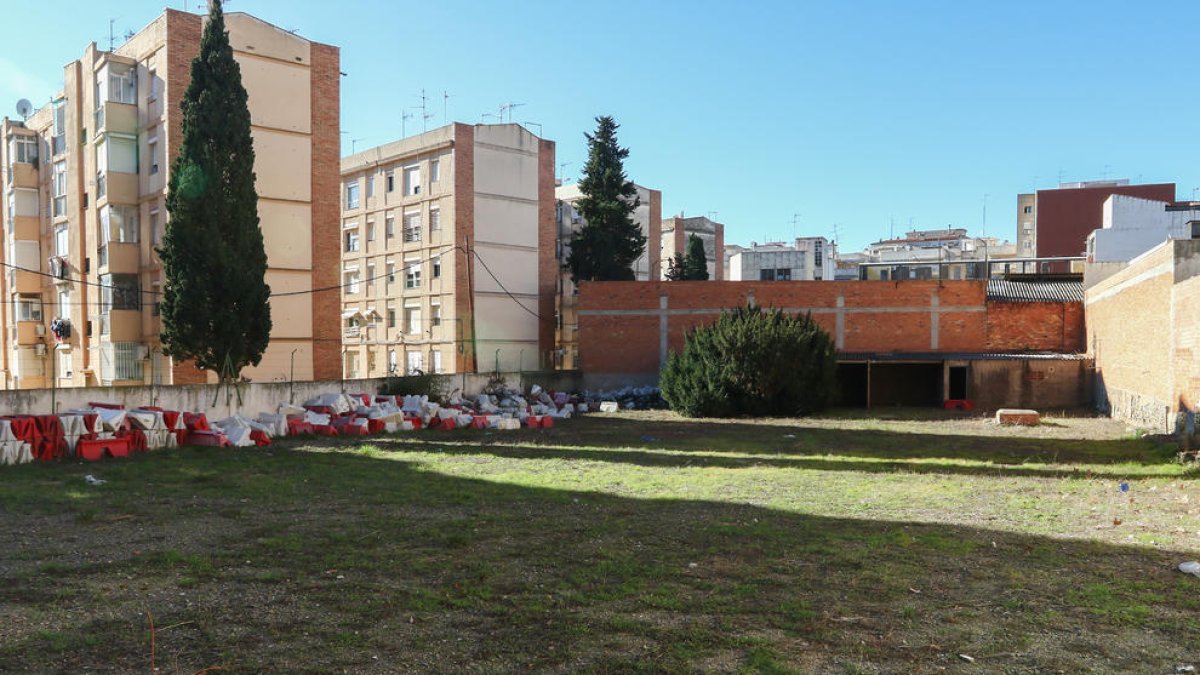 L'arranjament de tres solars generarà 112 places de pàrquing dissuasiu