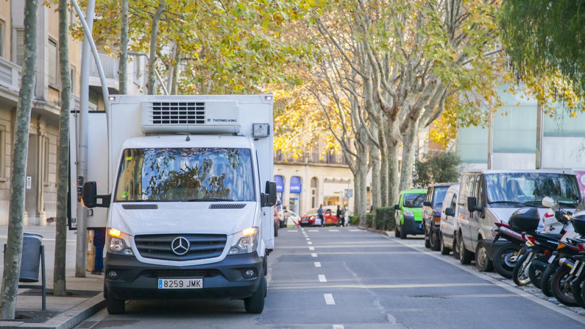 La Urbana multa 289 conductors per parlar pel mòbil en tres mesos