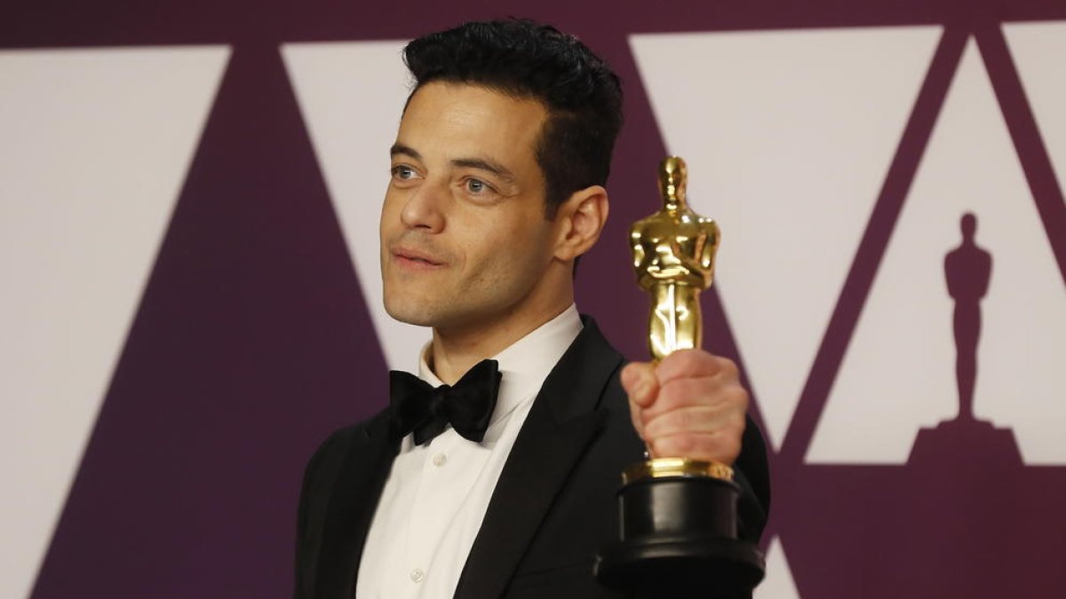 Rami Malek mostra el seu Òscar com a millor actor pel seu paper de Freddie Mercury a 'Bohemian Rapsody'.