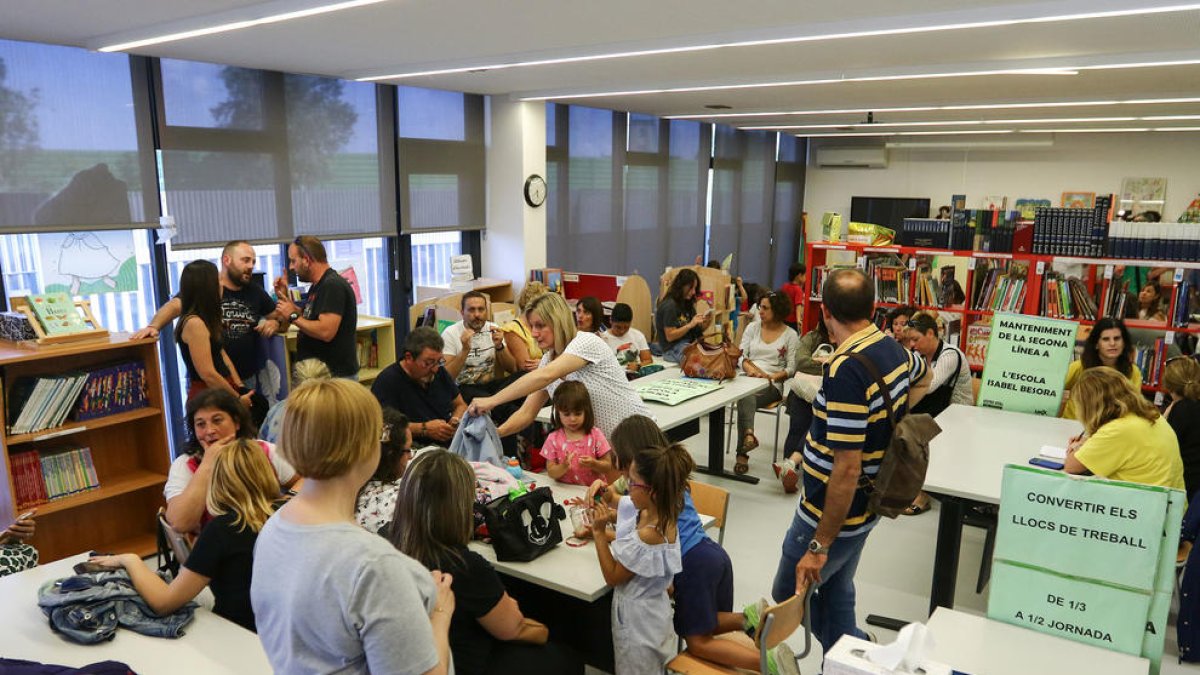 Els pares de l'Escola Isabel Besora es tanquen al centre per reclamar la línia de P3
