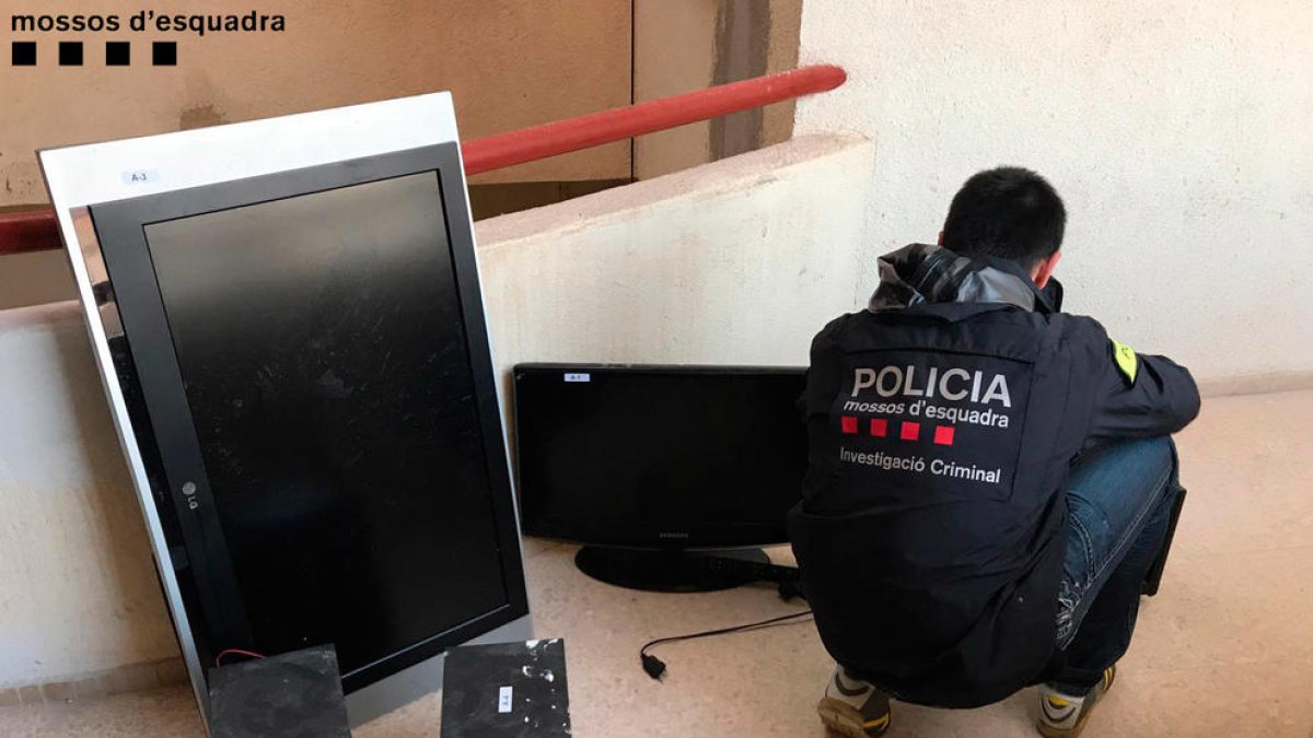 Detenidos cinco hombres por 19 robos con fuerza en domicilios de segunda residencia de Salou