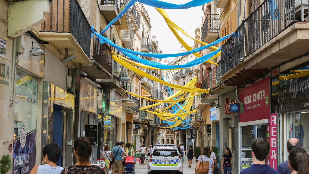 Els comerciants de Reus vesteixen el carrer Major amb cintes de colors
