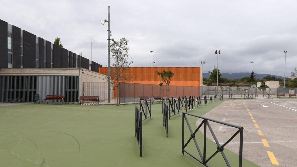 La escuela La Vitxeta de Reus estrena una zona de 'Kiss and Ride' para padres e hijos