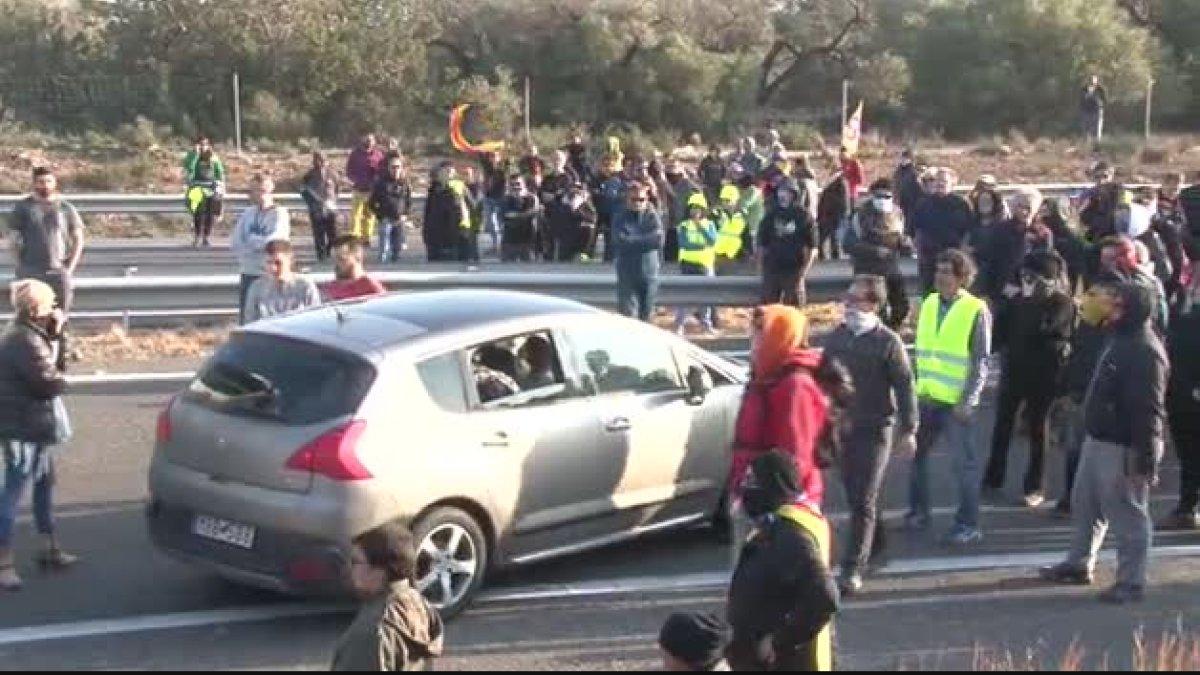 camions, protesta, tall, vaga general, AP-7, autopista, antidisturbis, l'Ampolla, Mossos d'Esquadra, retirada, manifestants