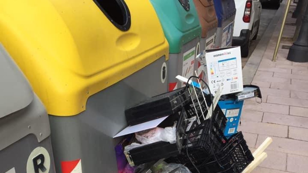 La reacció de Ricomà en enxampar incívics llançant brossa fora dels contenidors