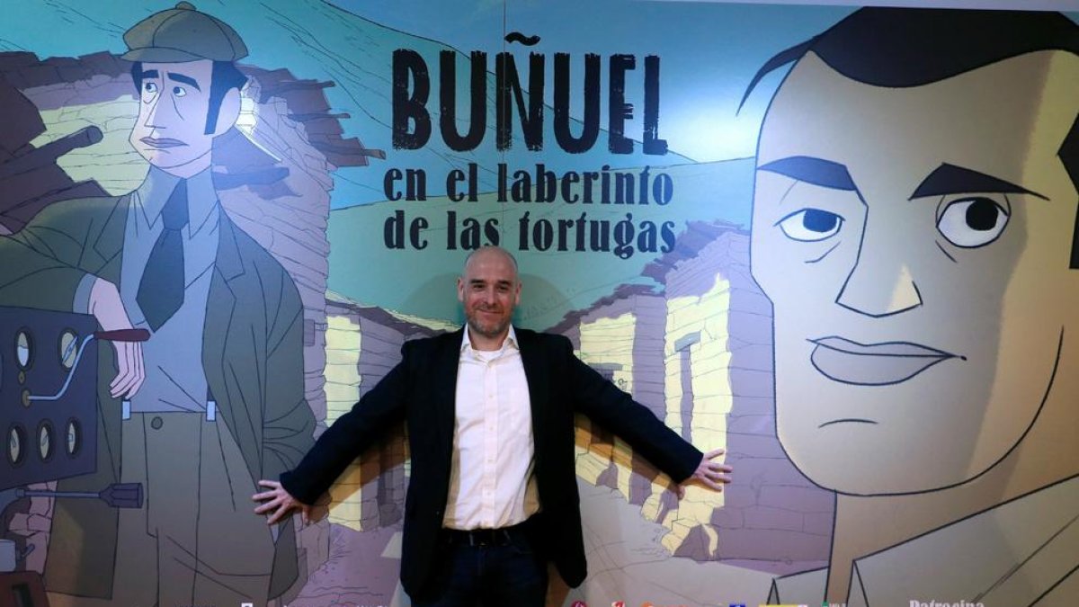 Fotografia d'arxiu del director català Salvador Simó davant d'un cartell de la seva película 'Buñuel en el laberinto de las tortugas'.