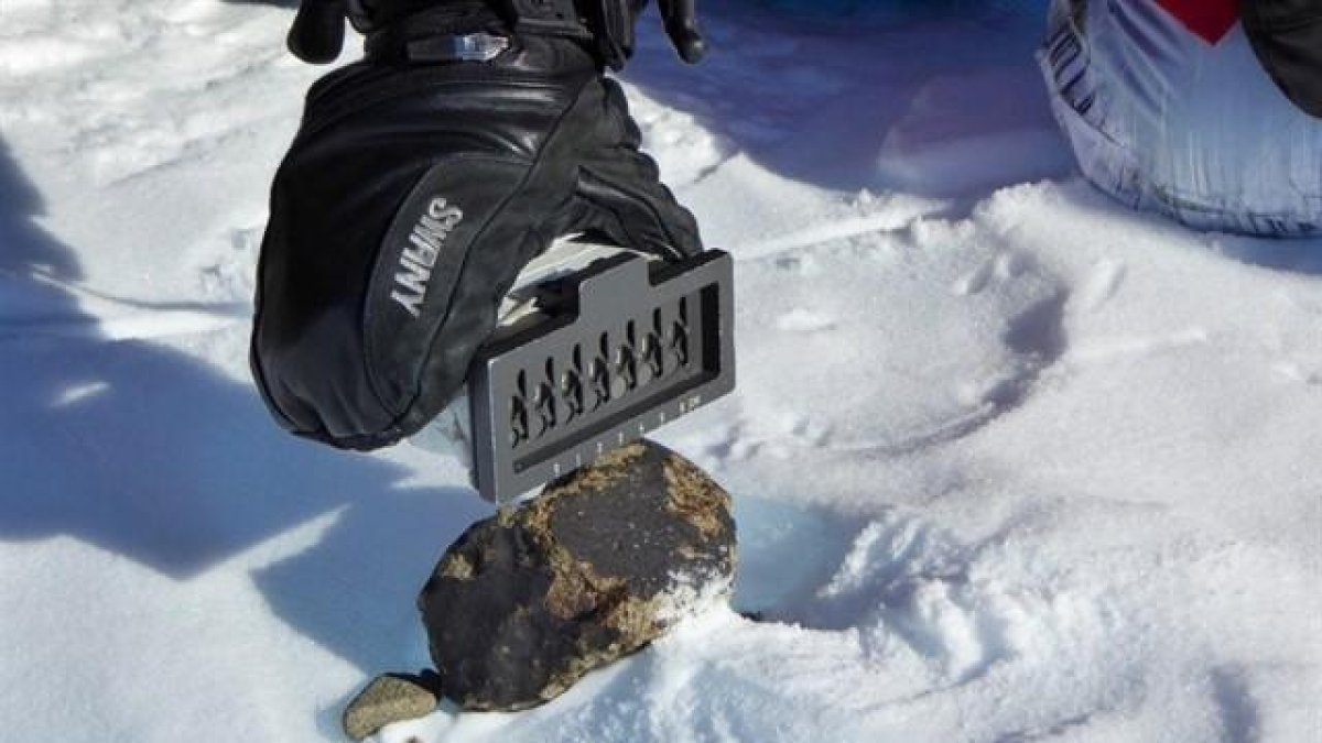 Descubren el fragmento de un cometa al interior de un meteorito primitivo