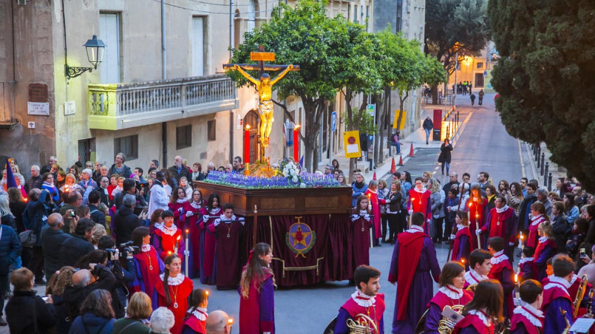 El Viacrucis del Lunes Santo recorre en silencio las calles de la Part Alta
