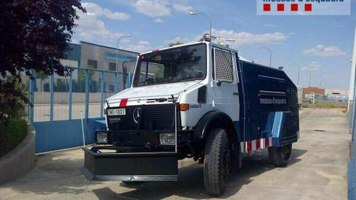 Los Mossos activan el camión de agua en Barcelona