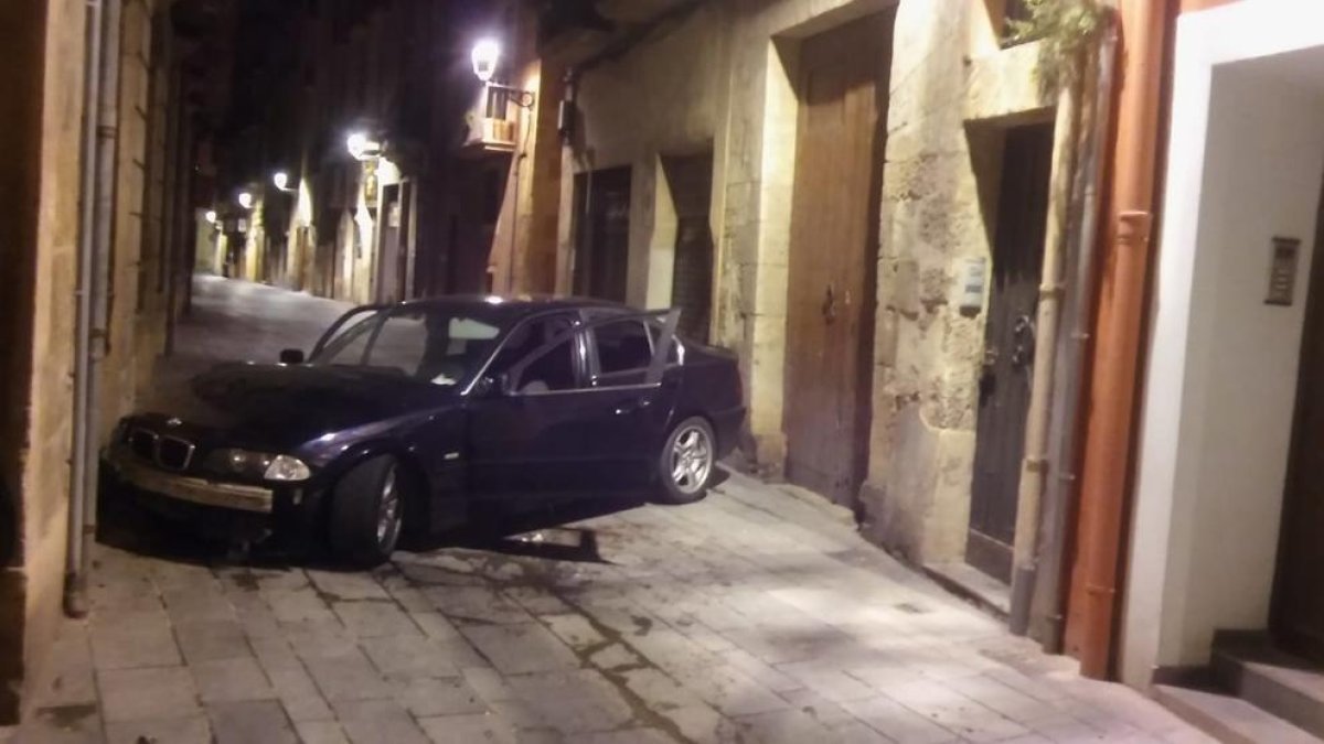 Estampen el cotxe al carrer de la nau i fugen del lloc