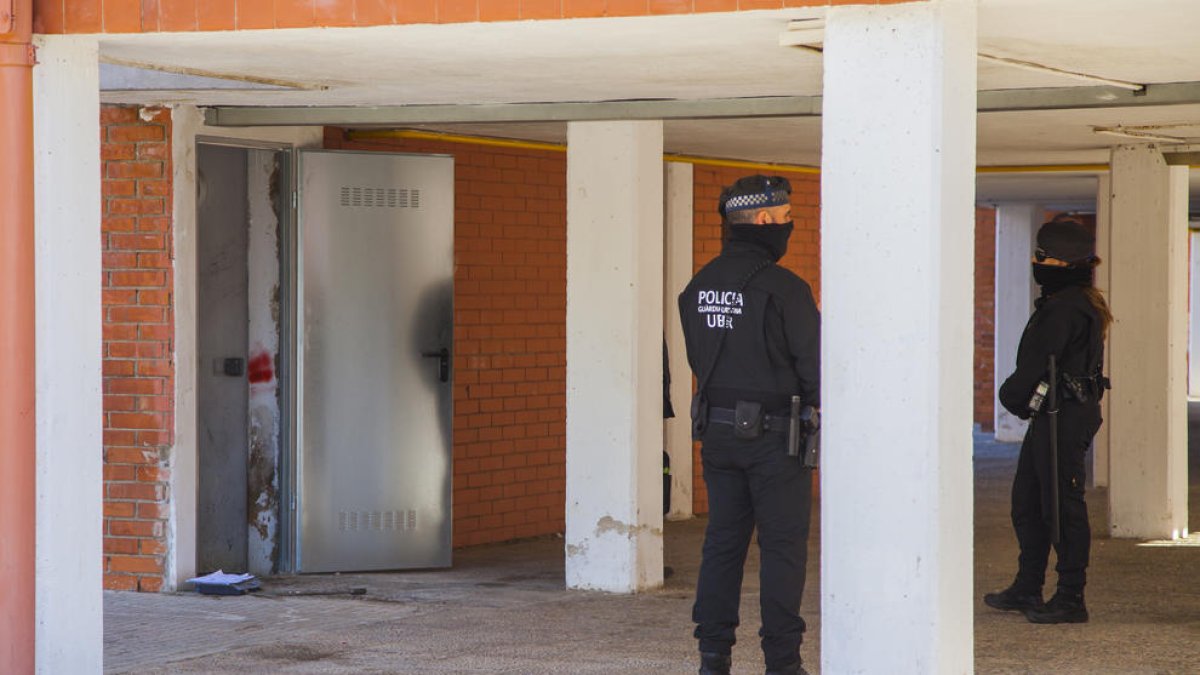 Desenganxen la llum de 35 pisos que consumien sense contracte a Mas Pellicer i Monestirs