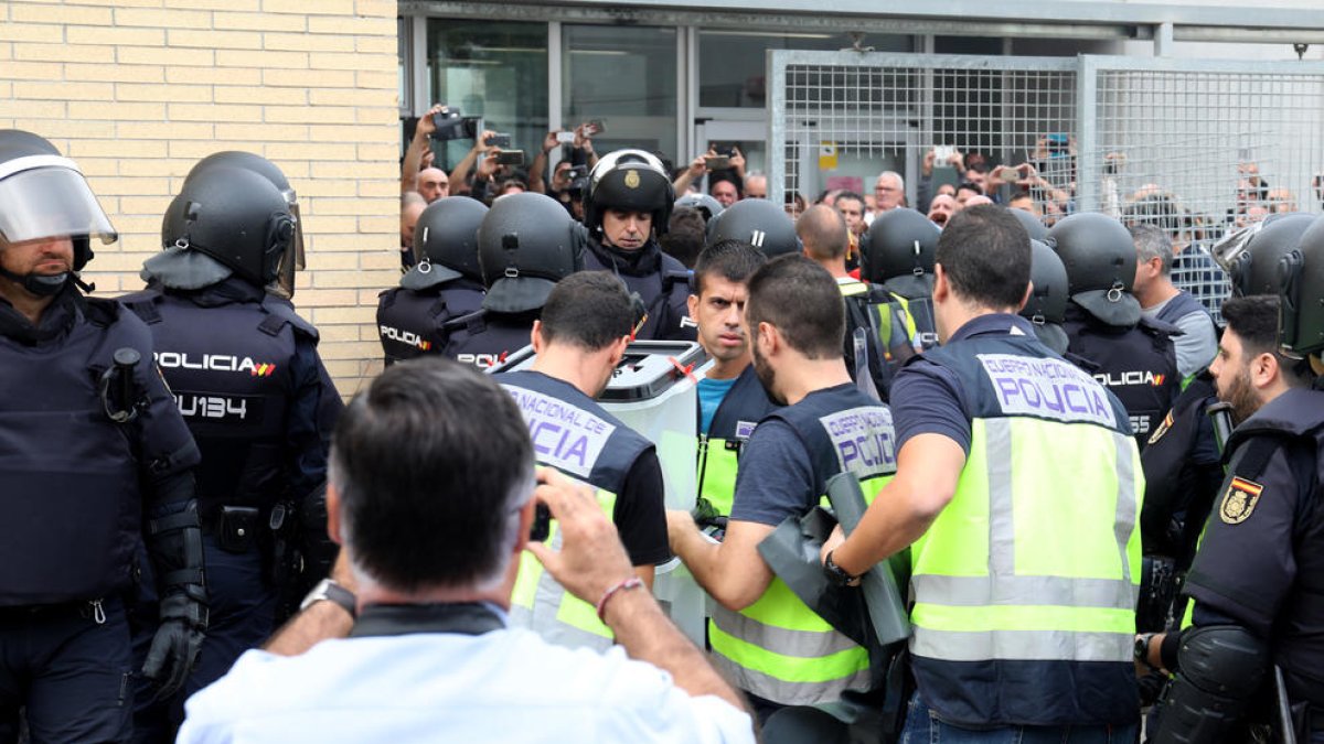 Un agent del CNP reconeix «colpejar gent» per «auxiliar» companys que estaven rodejats