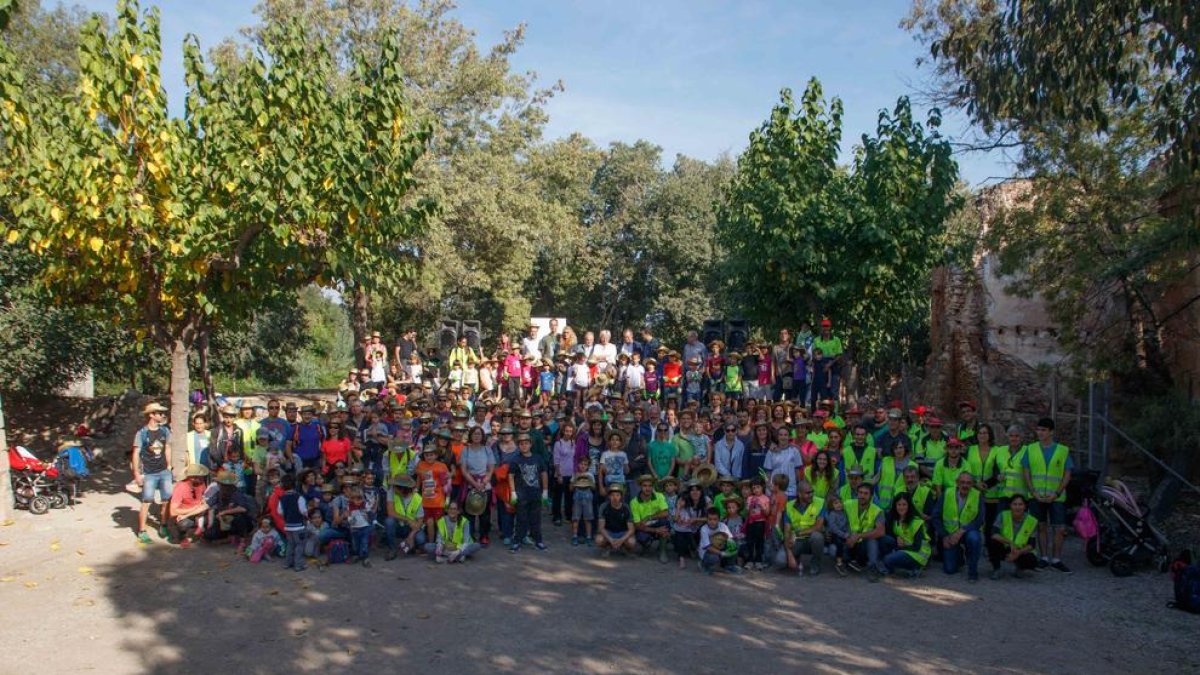Tres-cents participants en la plantada popular d'arbres al Morell