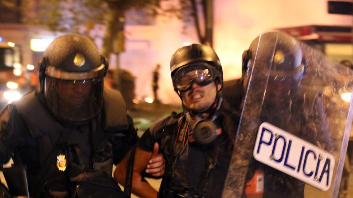 El Comitè de Redacció de 'El País' exigeix una investigació per la detenció del fotoperiodista Albert Garcia