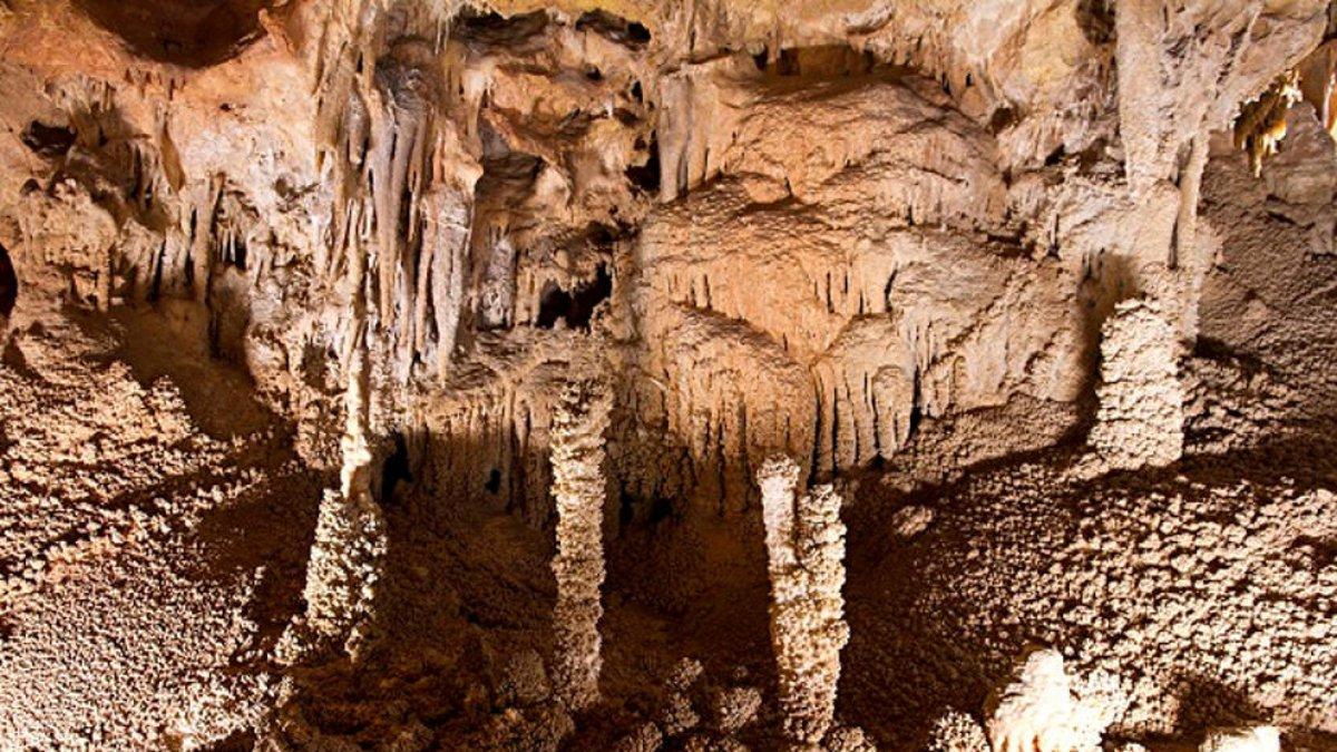 Plano general de una de las salas de la Coves Meravelles de Benifallet.