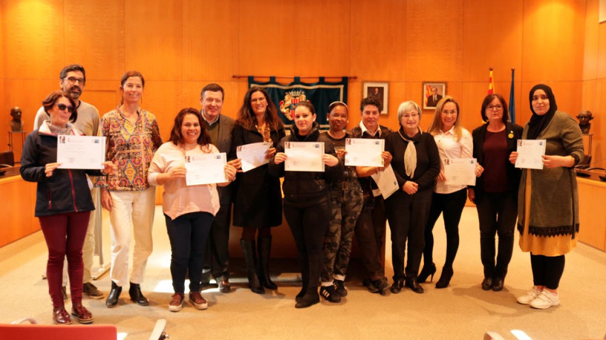 Lliuren els diplomes de curs de cambrer de pisos a Cambrils