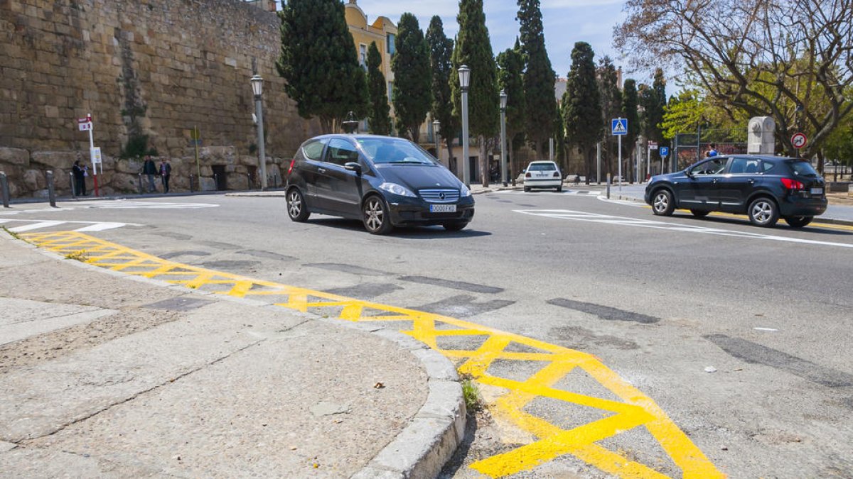L'Ajuntament elimina l'aparcament de motos de davant la Muralla, a la Via de l'Imperi