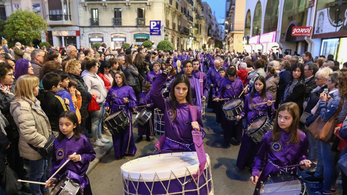 Els timbals de Calanda retronen durant la processó de l'Amargura