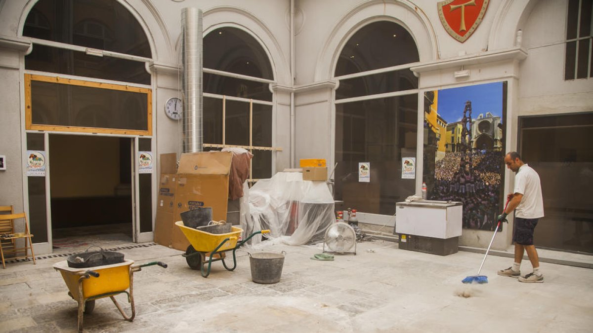 El patio del pozo del Palau Municipal de Tarragona se queda sin pozo