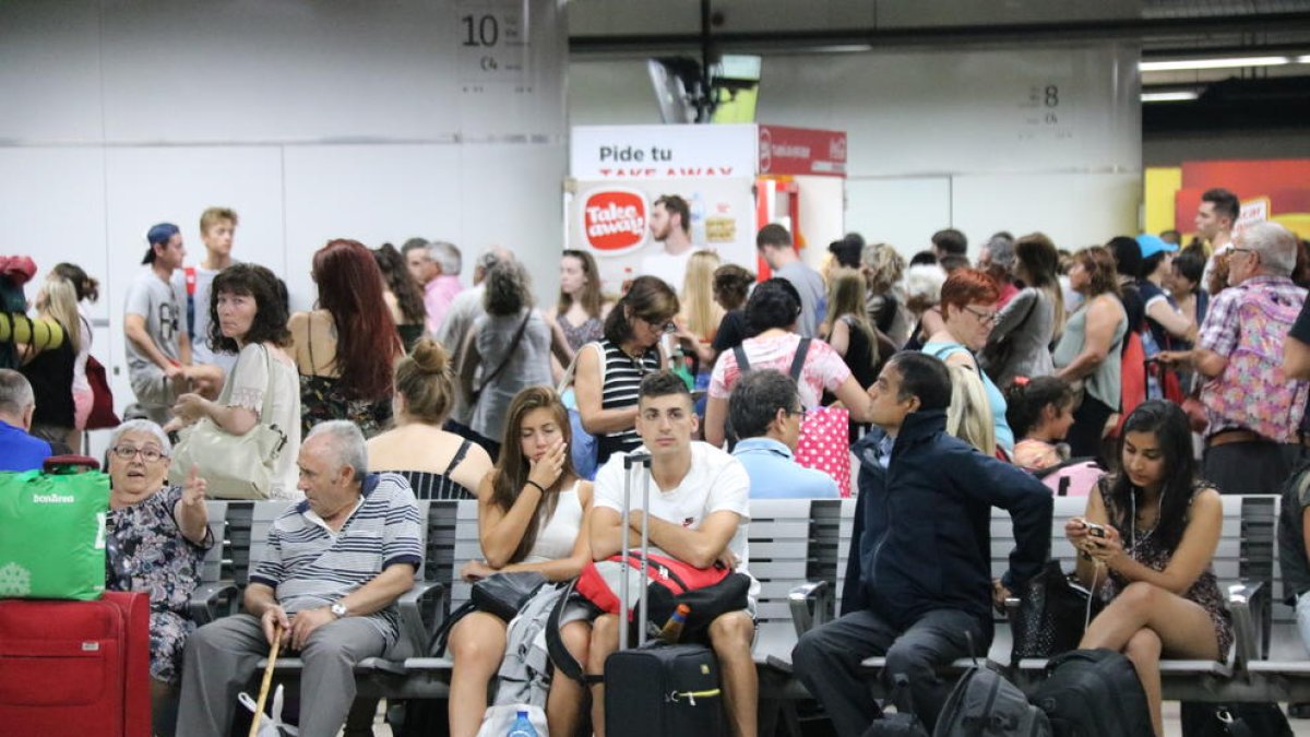 Reparada l'avaria ferroviària que ha provocat retards de més d'una hora a la R13, R14, R15 i R16