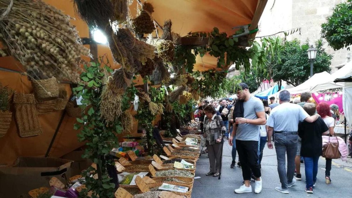 El Mercado Medieval llena las calles de la Parte Alta a pesar de la lluvia
