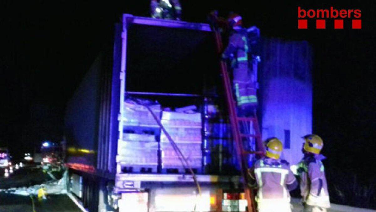 Se incendia un camión en la AP-7 en Mont-roig del Camp