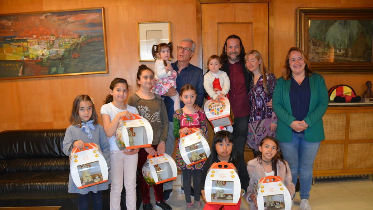 Ballesteros lliura les mones a les nenes que es diuen Tecla