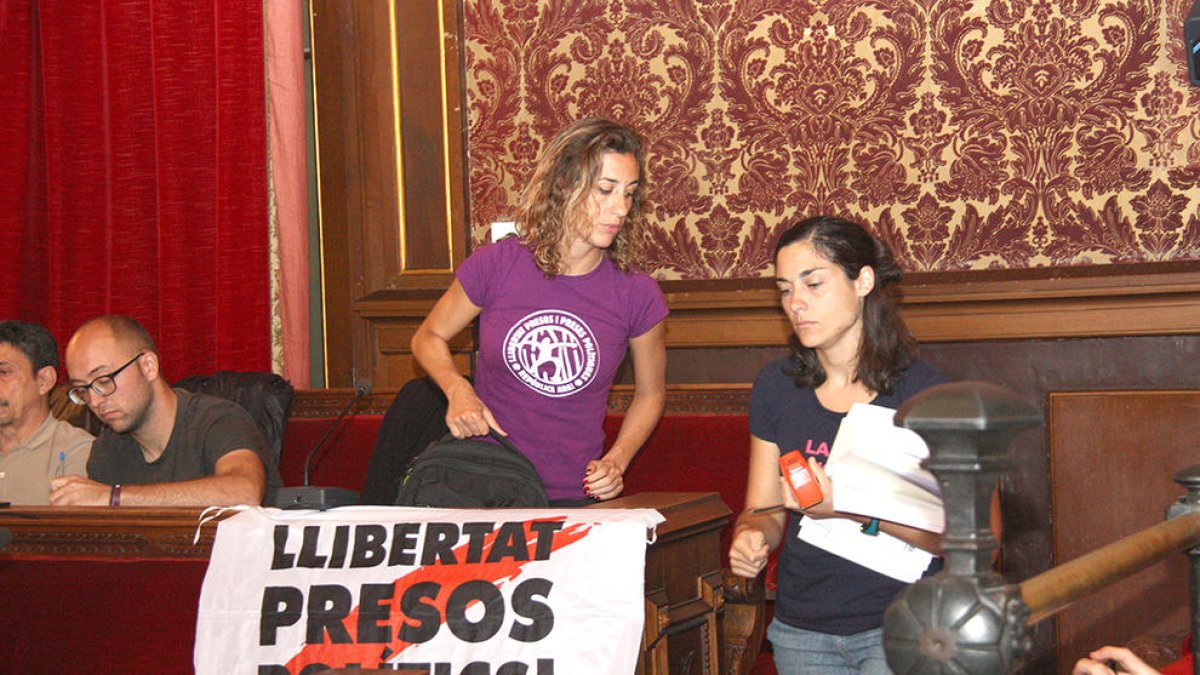 La CUP i Junts per Tarragona marxen del plenari per rebutjar la sentència del procés i la «violència policial»