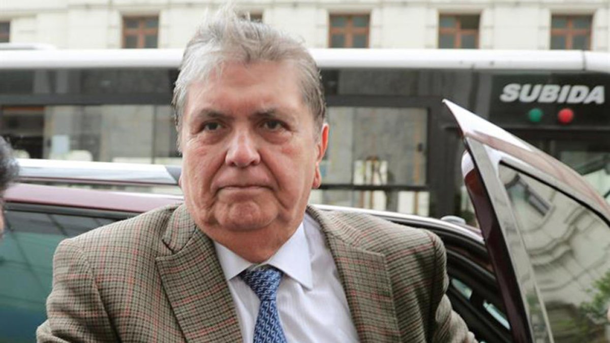 Mor l'expresident del Perú, Alan García, que es va disparar un tret quan anava a ser detingut