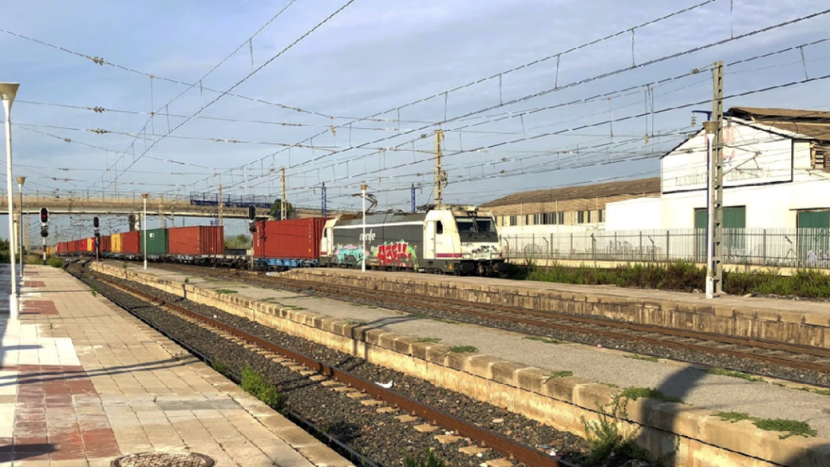 Un tren permanece tres horas parado en el Penedès por una avería en la locomotora