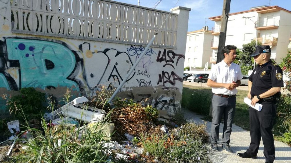 La Policia Municipal del Vendrell engega l'Operació Matalàs de vigilància i control d'abocaments incívics