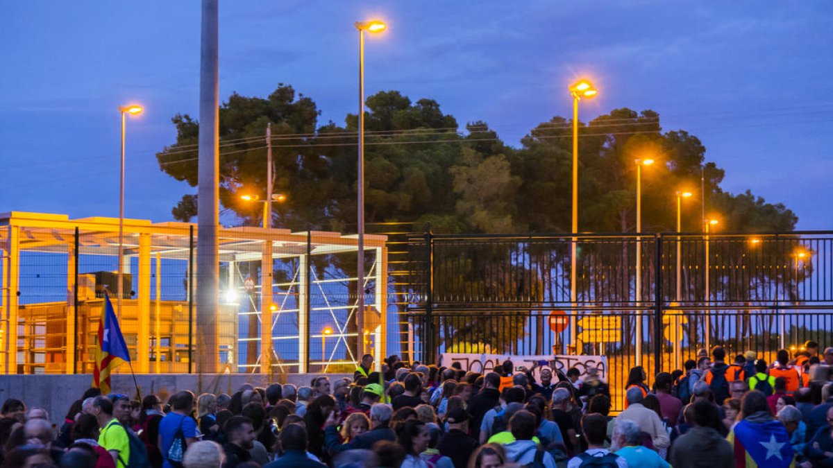 Centenares de personas caminan hasta Mas d'Enric por los encarcelados