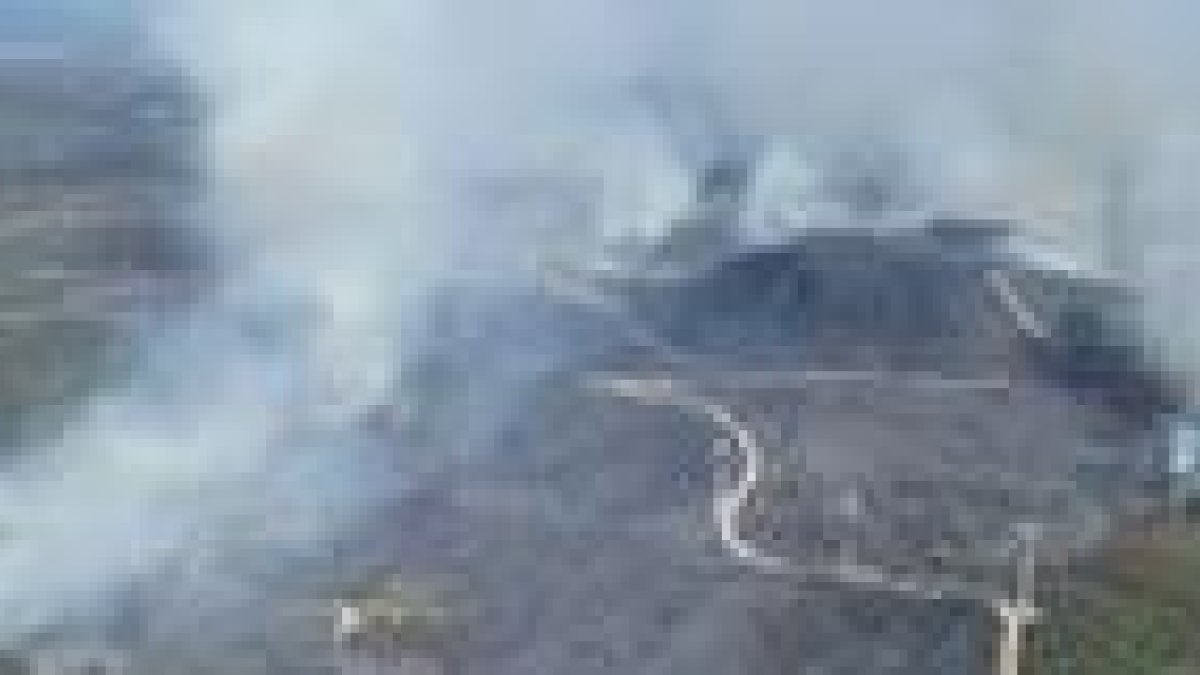 Una dotzena de persones de nou masies desallotjades per l'incendi del Perelló