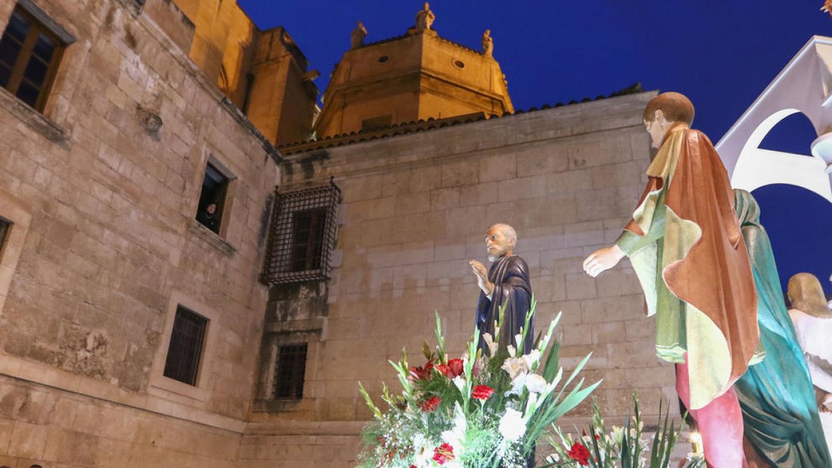 Un instante del 'Cante de Saetas', con la 'saetera' desde el balcón, Reus, Semana Santa 2019