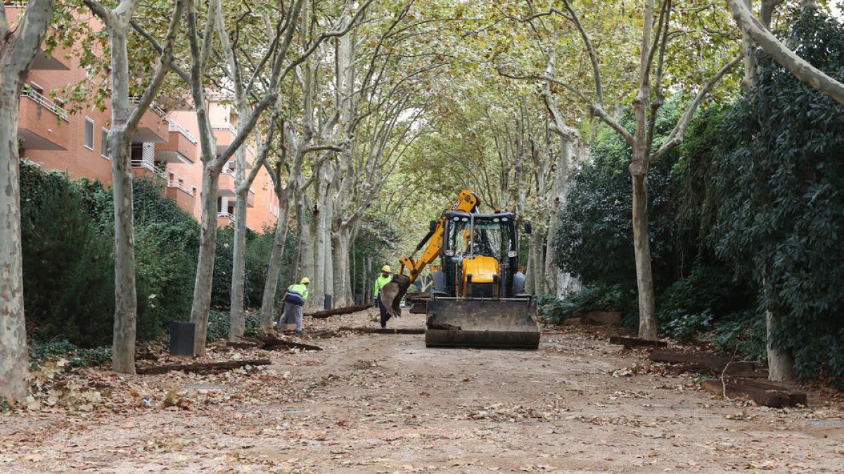 Les màquines es fan lloc a la Boca de la Mina i comencen la reforma